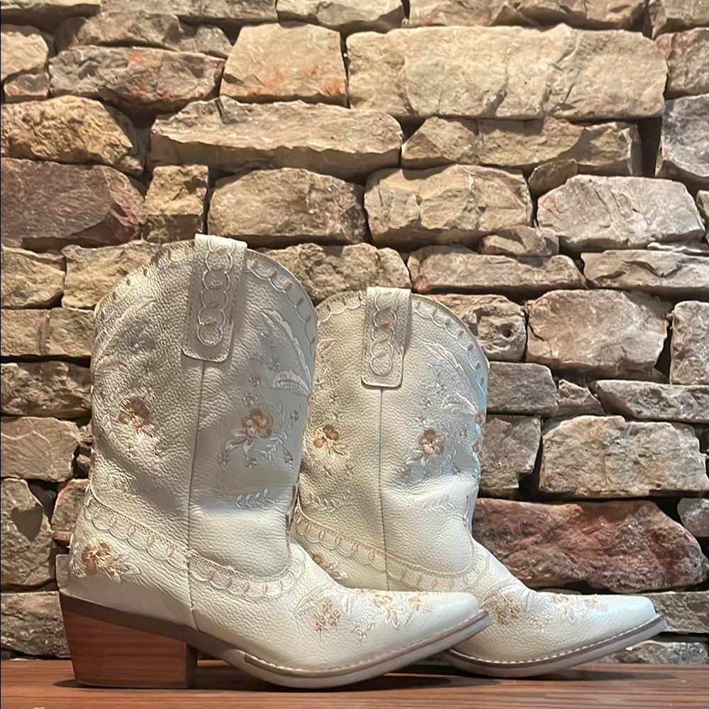 Dingo Women’s Primrose Embroidered Leather Western Fashion Booties